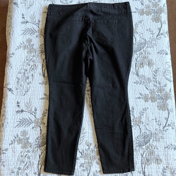 Torrid Denim Plus Size High Rise Skinny Jeans in Black • 22S - Picture 4 of 8